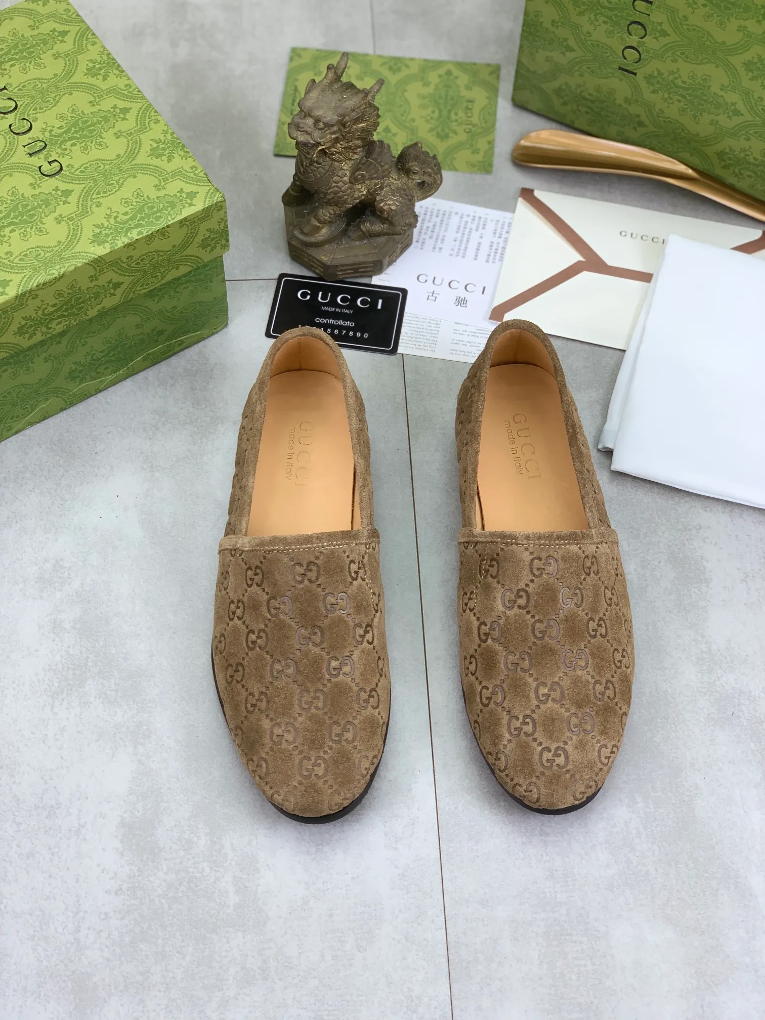 Men's Men's Shoes 💰P500💰【New Style】Water-dyed Niuli Gucci's most popular selection of lazy slip-on leather shoes (Gucci) official website latest Gucci lazy leather shoes, hot style 💥 simple and elegant style, exclusive for trendy men. Unique official website latest brand original double G embossing Elements 👑 Original Gucci decoration, fashionable and elegant, fabric original calfskin ✅ fully imported first-layer cowhide lining, official website designated wear-resistant, rubber business outsole, classic model taken at the counter in real life 🎬38-44 Various colors available